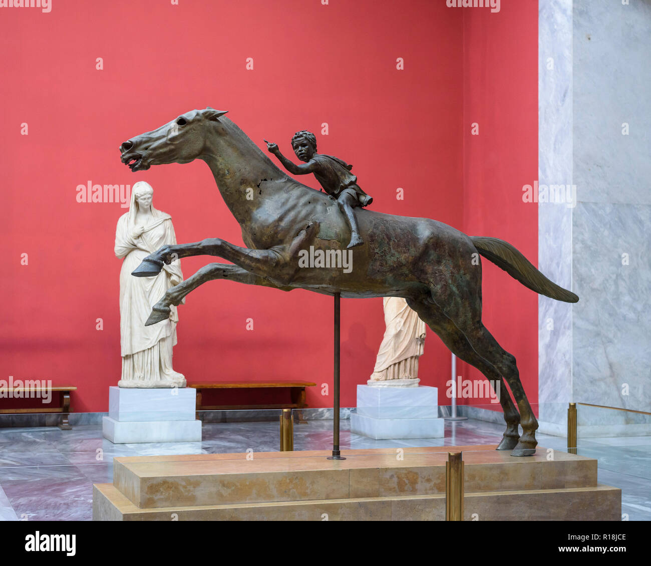Atene. La Grecia. L'Artemision Jockey, statua di bronzo di un cavallo e un giovane fantino, datata ca. 140 A.C. Museo Archeologico Nazionale di Atene. La st Foto Stock