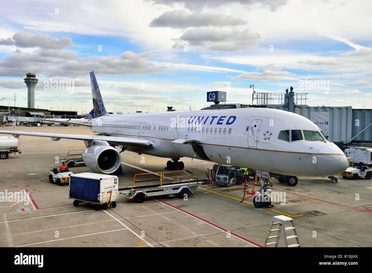 Chicago, Illinois, Stati Uniti d'America. Un United Airlines velivoli a getto che è preparato per un viaggio all'Aeroporto Internazionale O'Hare. Foto Stock