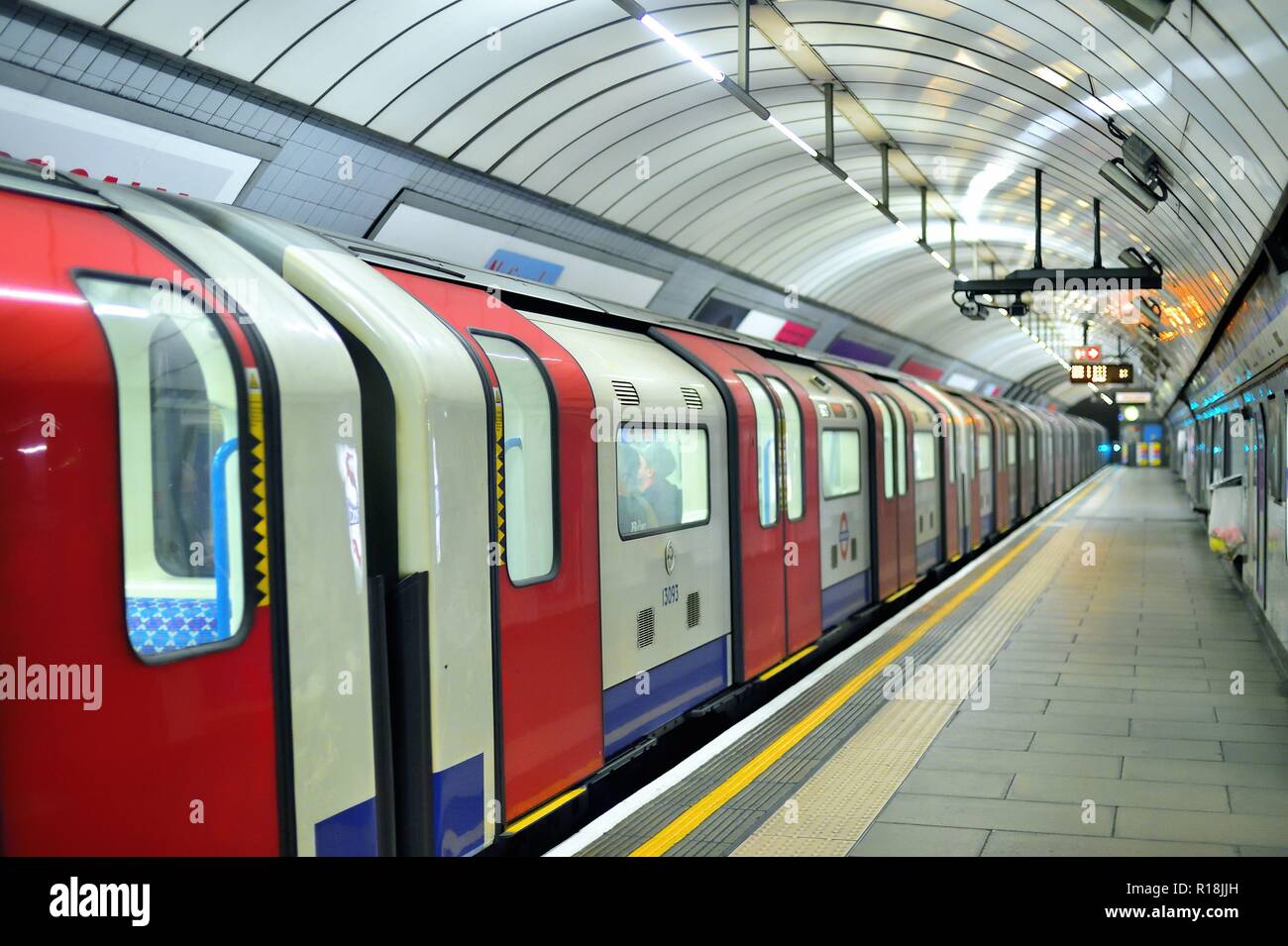 Londra, Inghilterra, Regno Unito. Una linea centrale in metropolitana (metropolitana) in treno alla stazione di Oxford Circus al di sotto del centro di Londra. Foto Stock