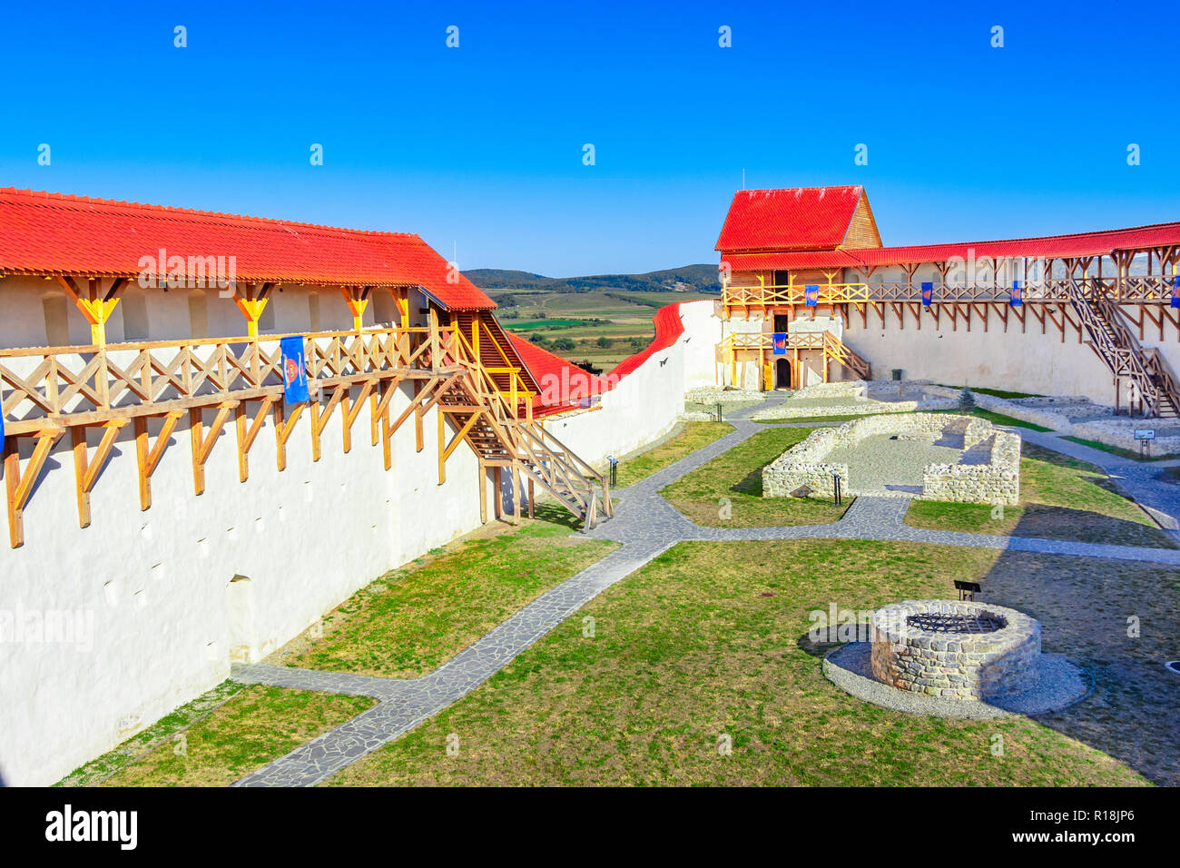 Feldioara, Brasov, Romania: fortezza medievale Marienburg in un bel pomeriggio,Transilvania Foto Stock