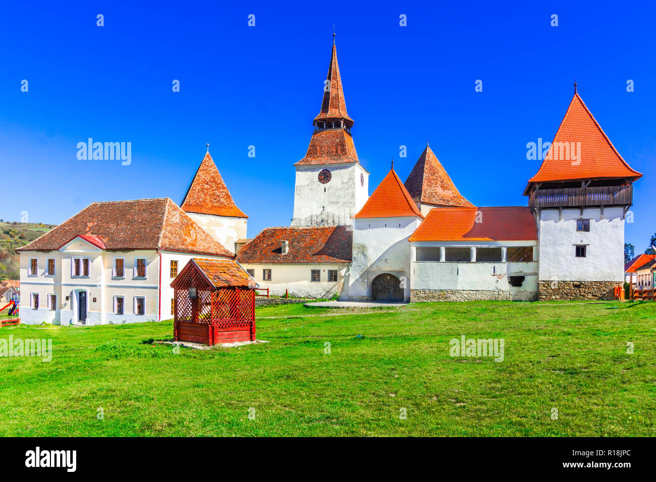 Archita, Romania - medievale chiesa fortificata nel villaggio sassone Transilvania, in una bella giornata di autunno Foto Stock