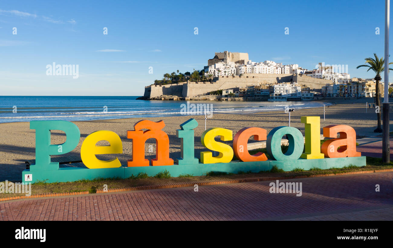 Una bella vista del lato sud del castello di Peniscola preso dal famoso lungomare e dotato del nuovo complesso turistico accaparramento del nome della città. Foto Stock