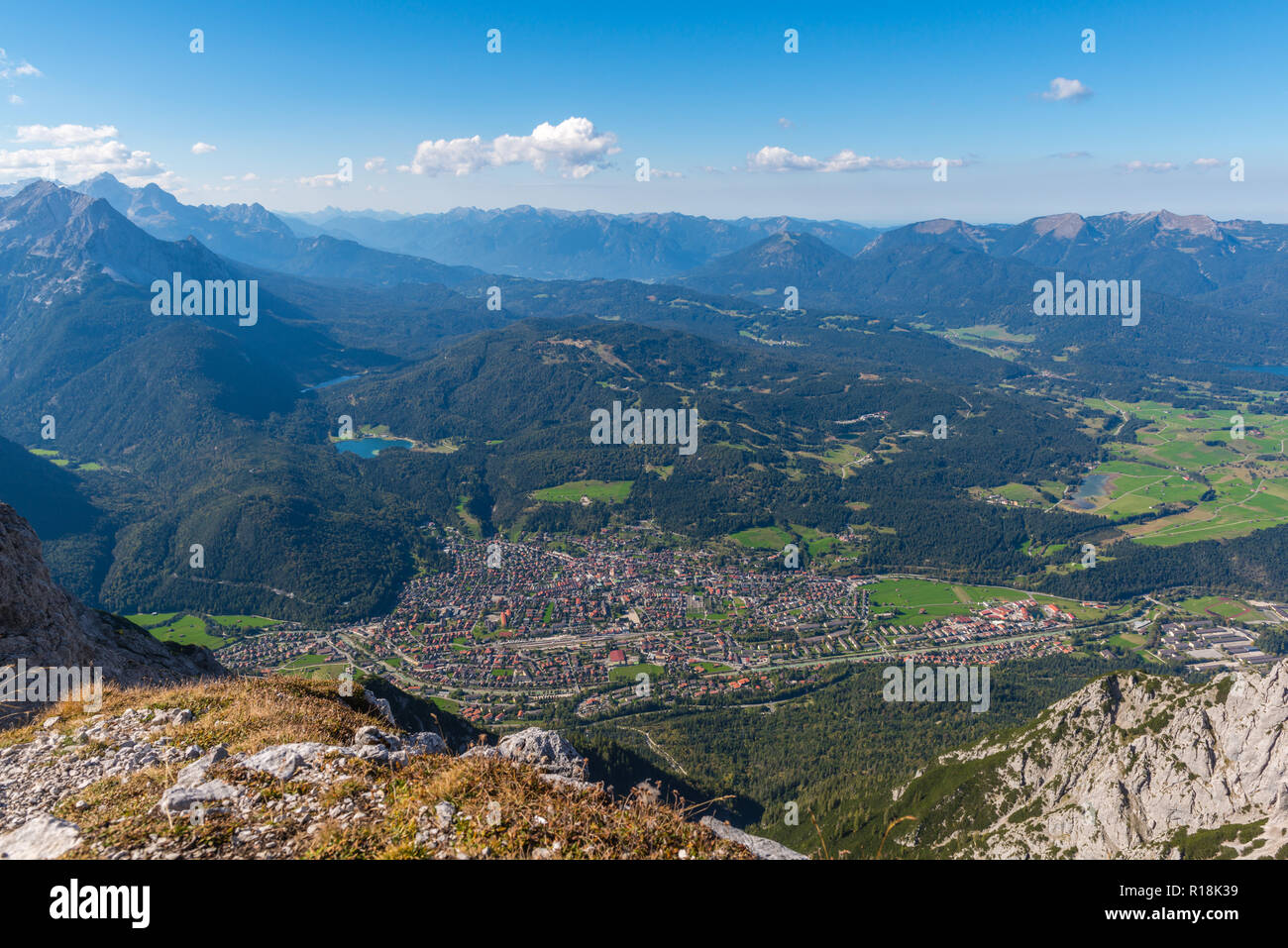Panoramaweg passamani, Passamani Sentiero escursionistico, vista su Mittenwald, Karwendelbahn, Karwendelgebirge o montagne Karwendel, Alpi, Baviera, Germania Foto Stock