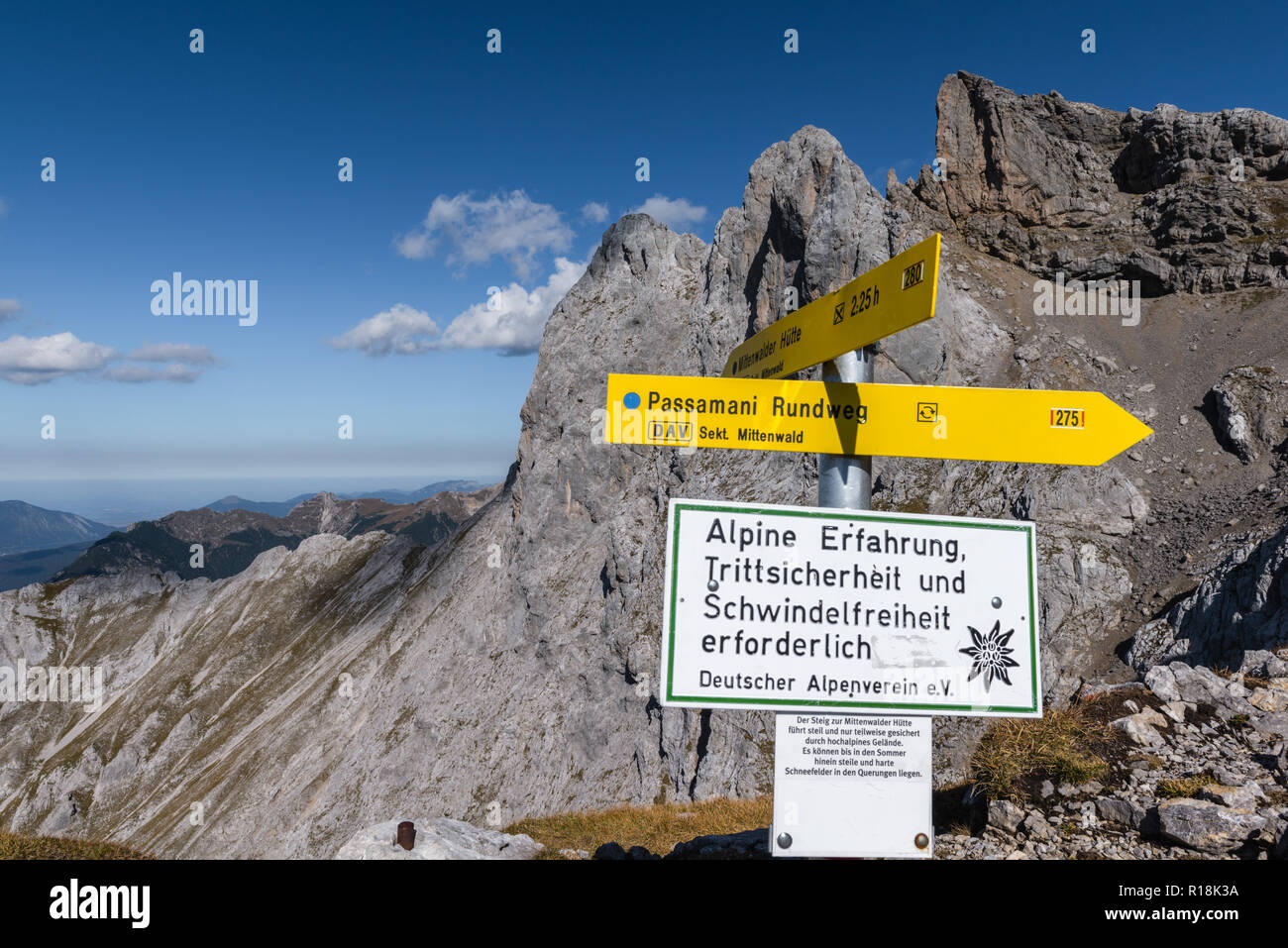 Passamani Panoramaweg Passamani o Sentiero escursionistico, Karwendelbahn, Mittenwald, Karwendelgebirge o montagne Karwendel, Alpi, Baviera, Germania Foto Stock