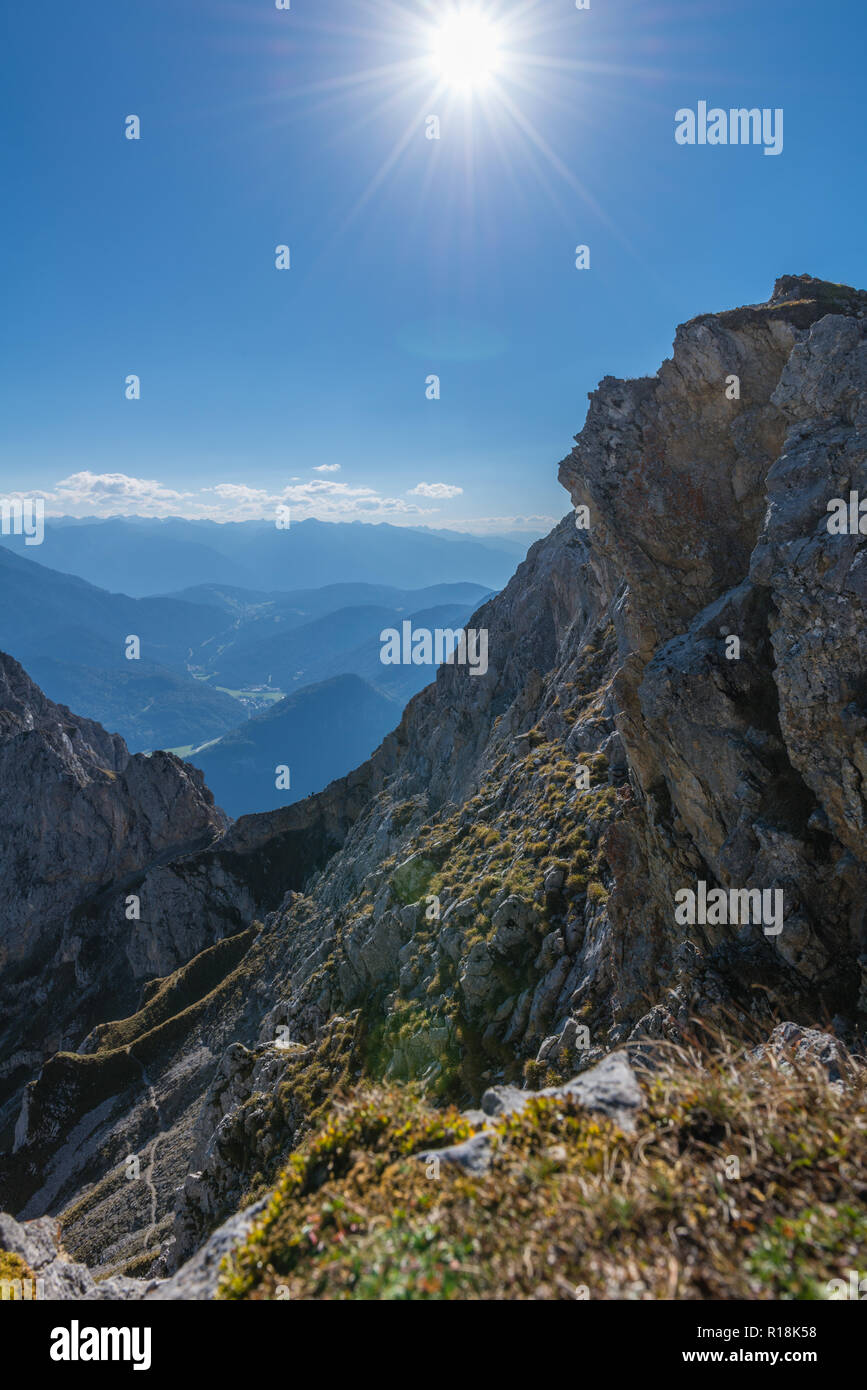 Passamani Panoramaweg Passamani o Sentiero escursionistico, Karwendelbahn, Mittenwald, Karwendelgebirge o montagne Karwendel, Alpi, Baviera, Germania Foto Stock
