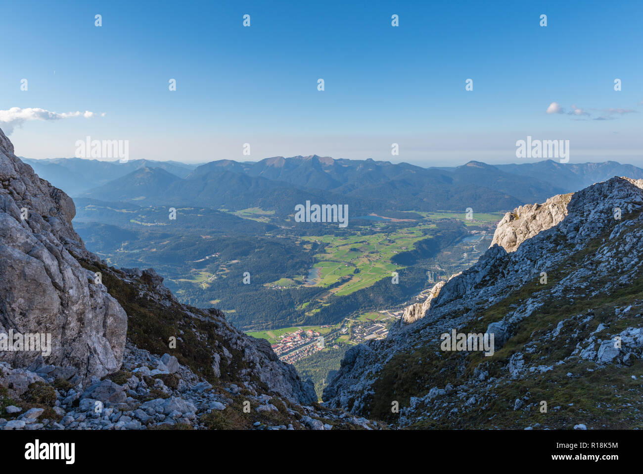 Panoramaweg passamani, Passamani Sentiero escursionistico, vista su Mittenwald, Karwendelbahn, Karwendelgebirge o montagne Karwendel, Alpi, Baviera, Germania Foto Stock