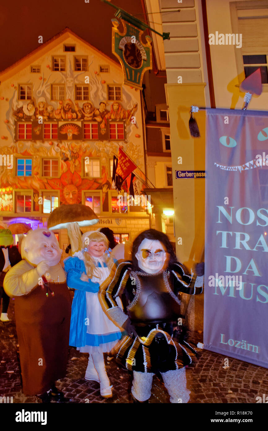 Alice, Tweedledee e Tweedledum di Alice nel Paese delle Meraviglie al carnevale di Lucerna, Svizzera Foto Stock