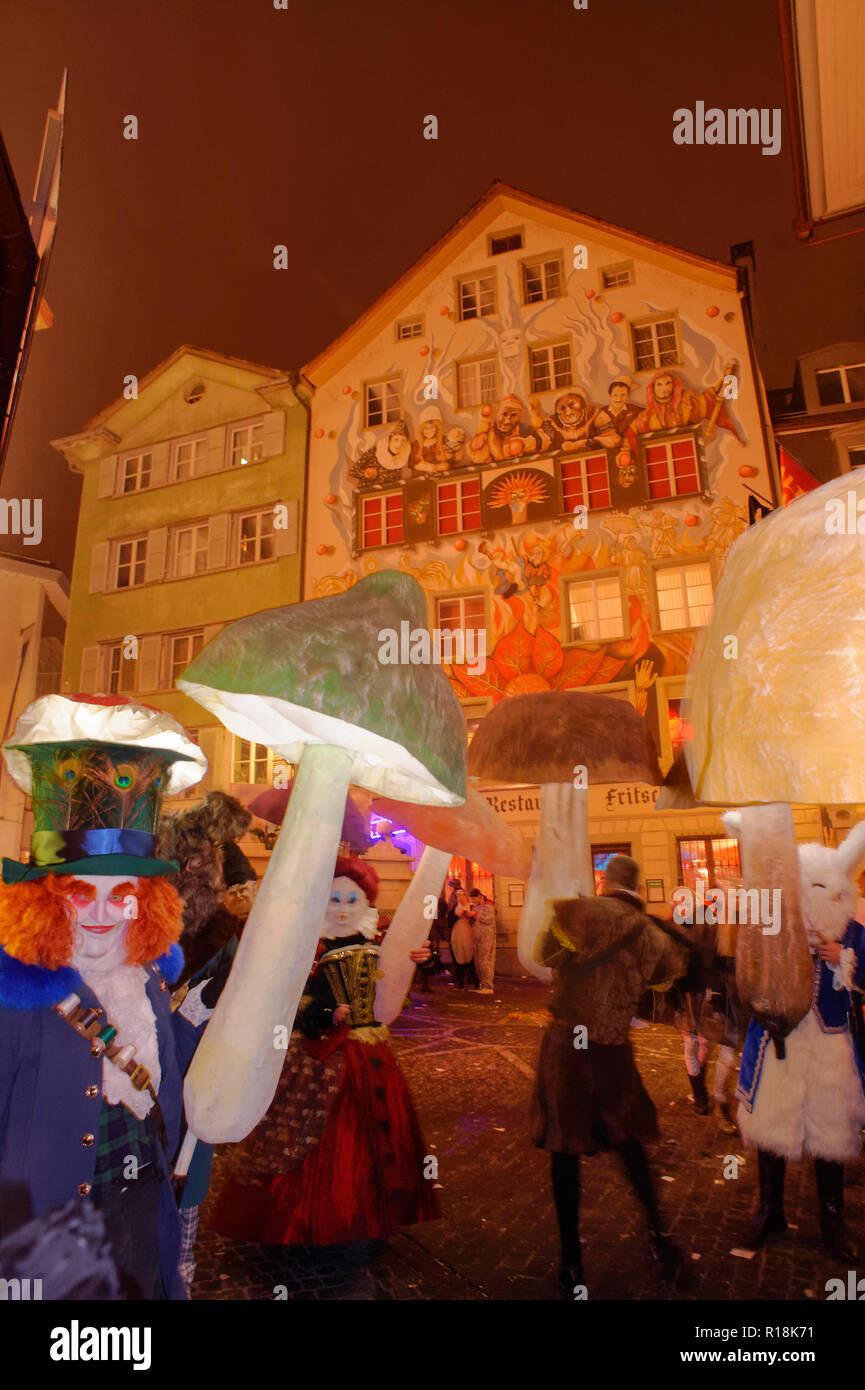 Persone che indossano il costume di Alice nel Paese delle Meraviglie al carnevale di Lucerna, Svizzera Foto Stock