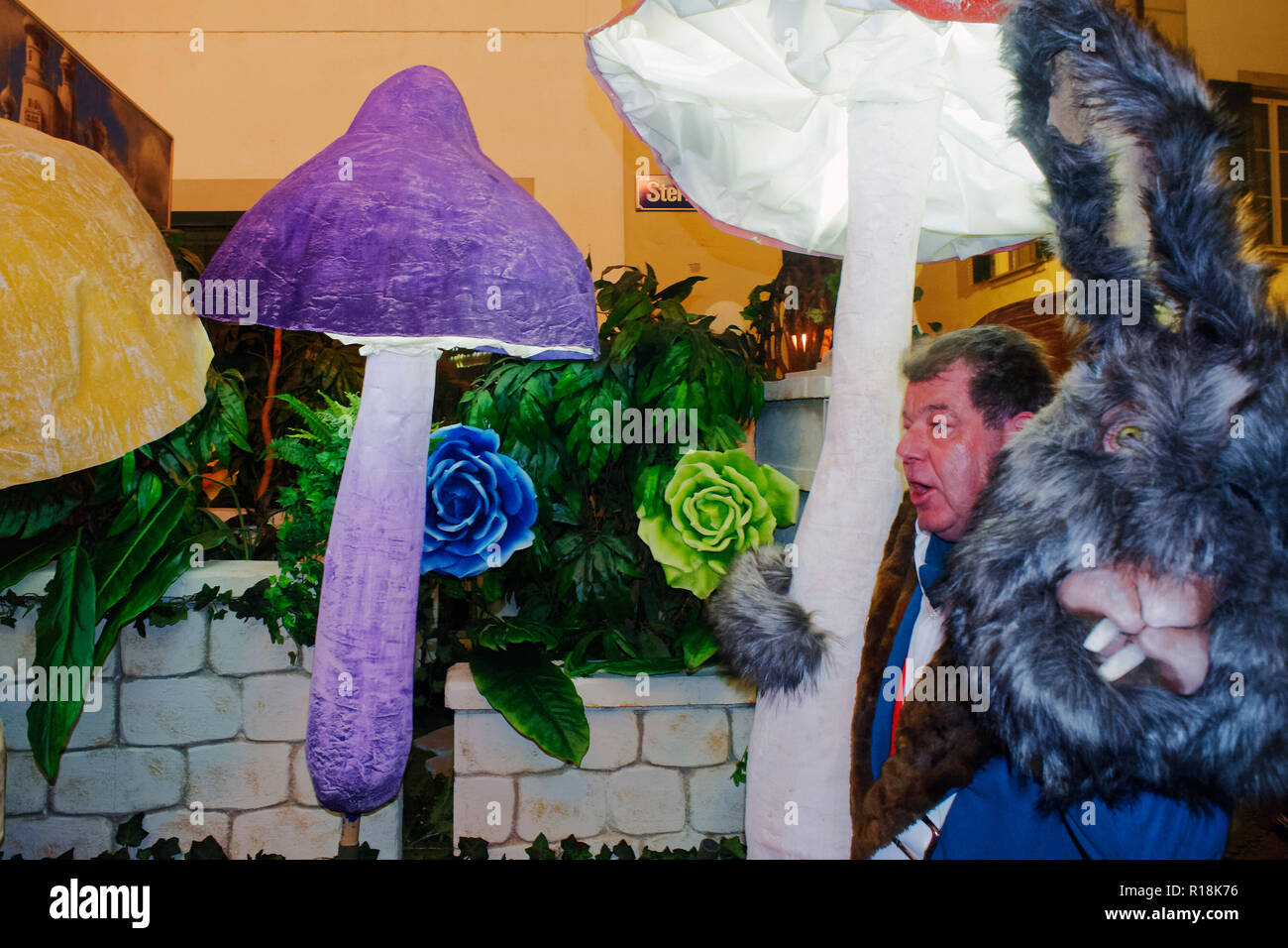 La gente che indossa un costume di coniglio di Alice nel Paese delle Meraviglie al carnevale di Lucerna, Svizzera Foto Stock