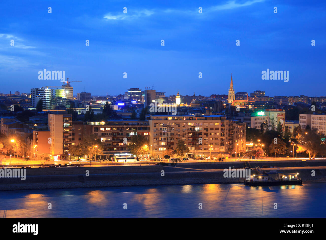 Paesaggio panoramico di Novi Sad centro città a ora di blu Foto Stock