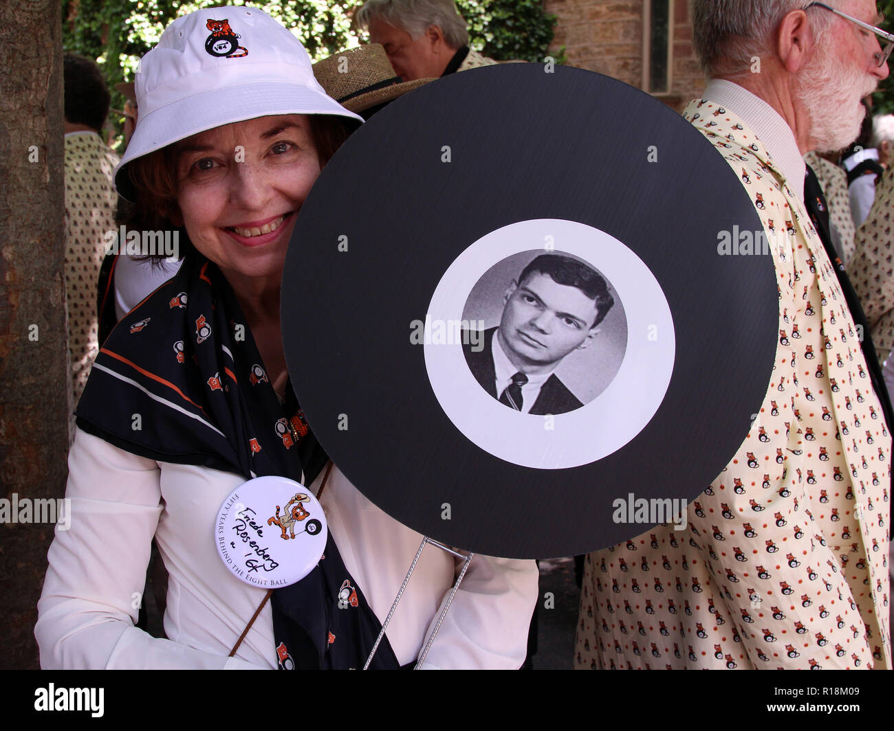 La moglie nella parade regalia detiene il marito's college yearbook foto, Princeton University alumni meeting, 2014, Princeton, NJ Foto Stock