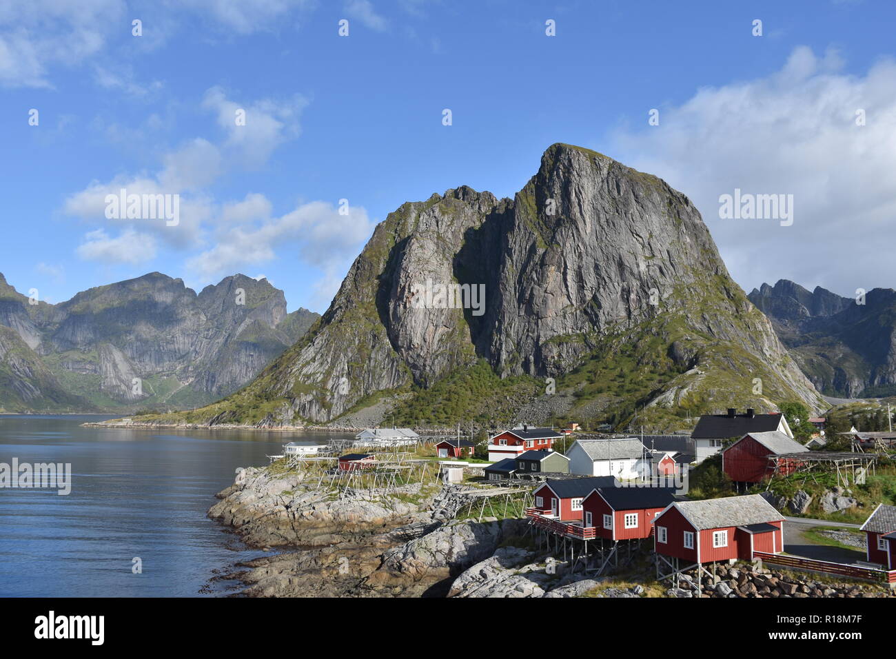 Hamnøy, Reine, Lofoten, Fischerdorf, Lilandstinden, Felswand, Haus, Rorbu, ebbe, Meer, Küste, Felsküste, Siedlung Fels, Molhøgtinden, montante, Lichtmast Foto Stock