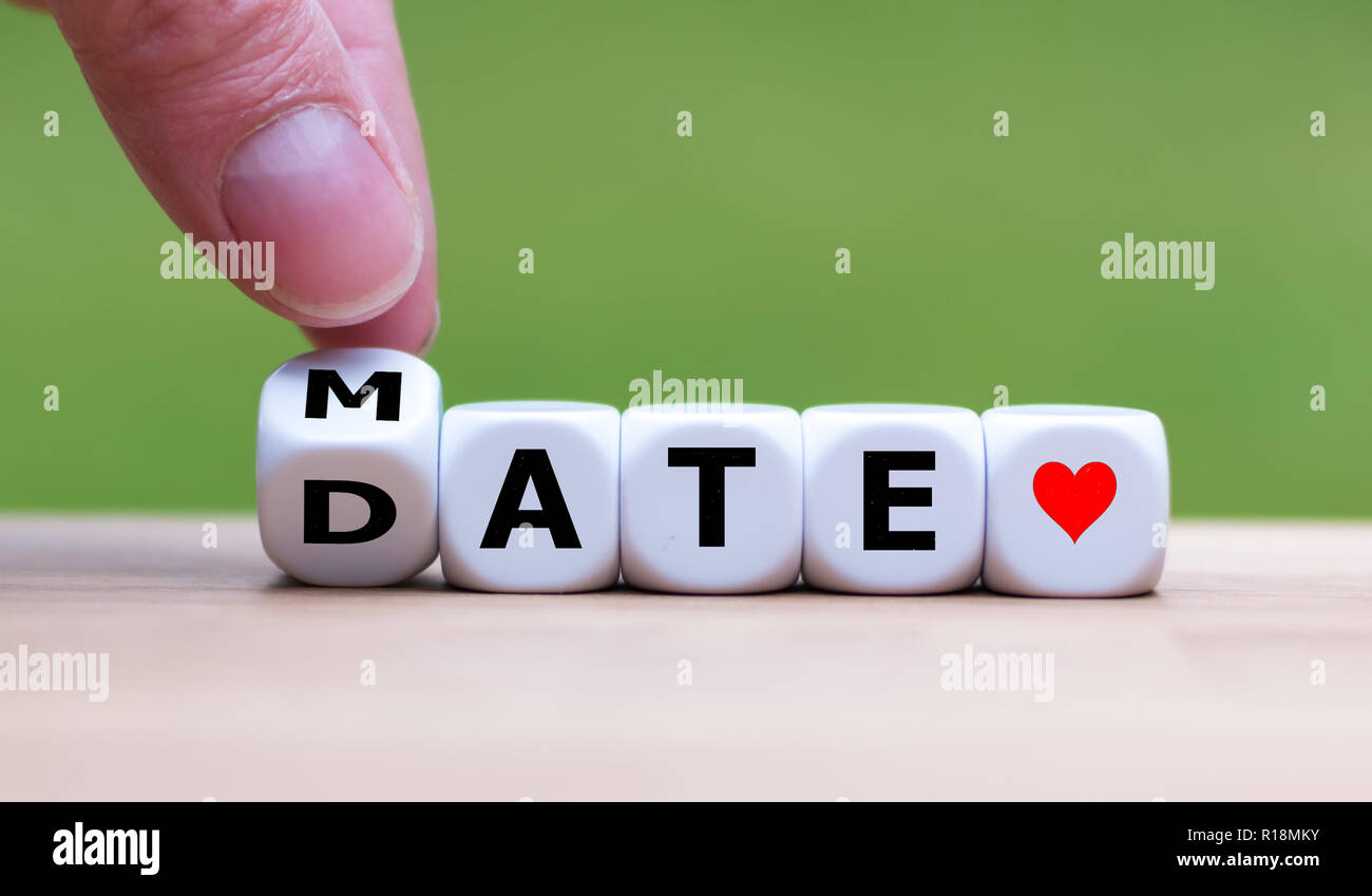 È a mano ruotando un dado e cambia la parola 'Mate' a 'Date' Foto Stock
