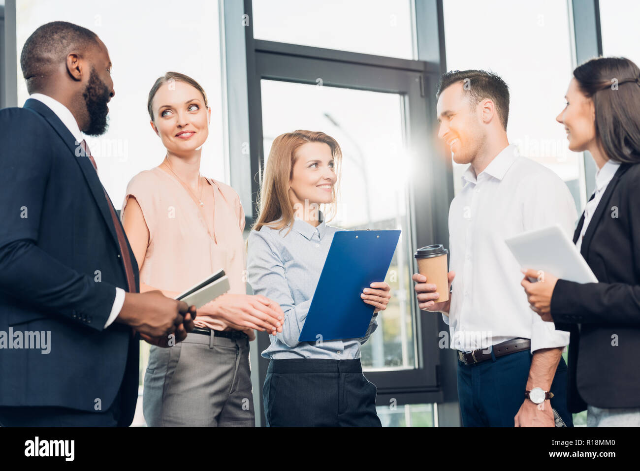 Imprenditori multiculturale avente riuniti nella sala conferenze Foto Stock
