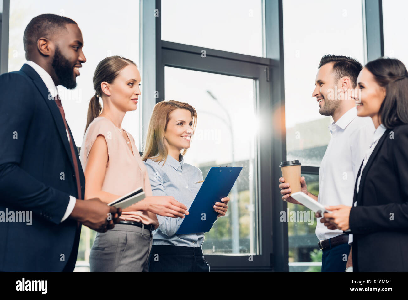 Imprenditori multiculturale avente riuniti nella sala conferenze Foto Stock