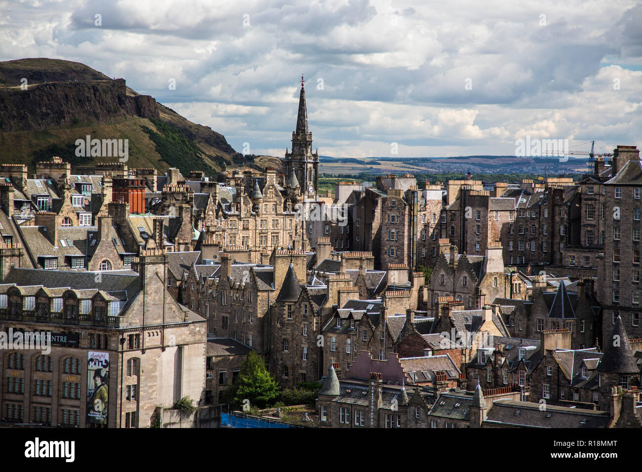 Vista della Città Vecchia Edimburgo con il vulcano estinto Arthur' Seat dietro. Scozia Foto Stock