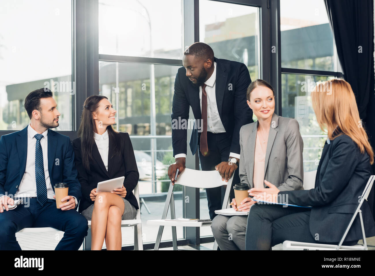 Imprenditori multiculturale avente riuniti nella sala conferenze Foto Stock