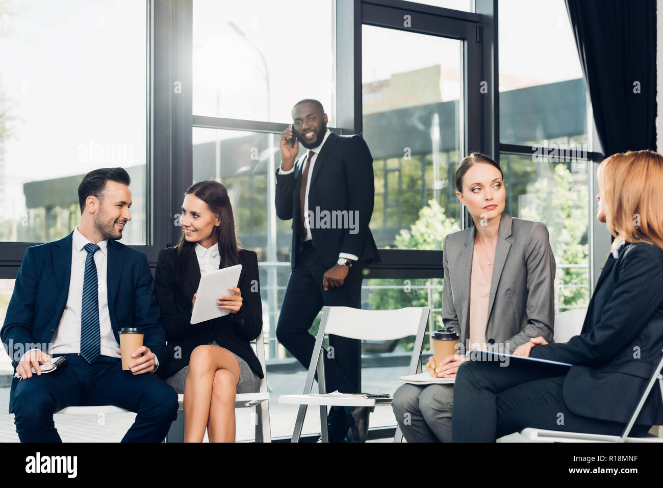 Imprenditori multiculturale avente riuniti nella sala conferenze Foto Stock