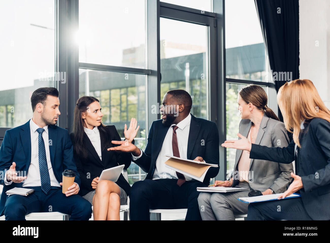 Emotivo imprenditori multiculturale avente riuniti nella sala conferenze Foto Stock