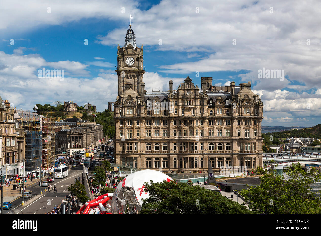 Balmoral Hotel e Princes Street in estate il sole, Edimburgo, Scozia Foto Stock