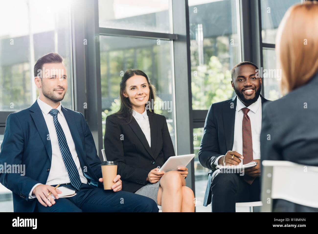 Multiculturale di colleghi di lavoro avente riuniti nella sala conferenze Foto Stock