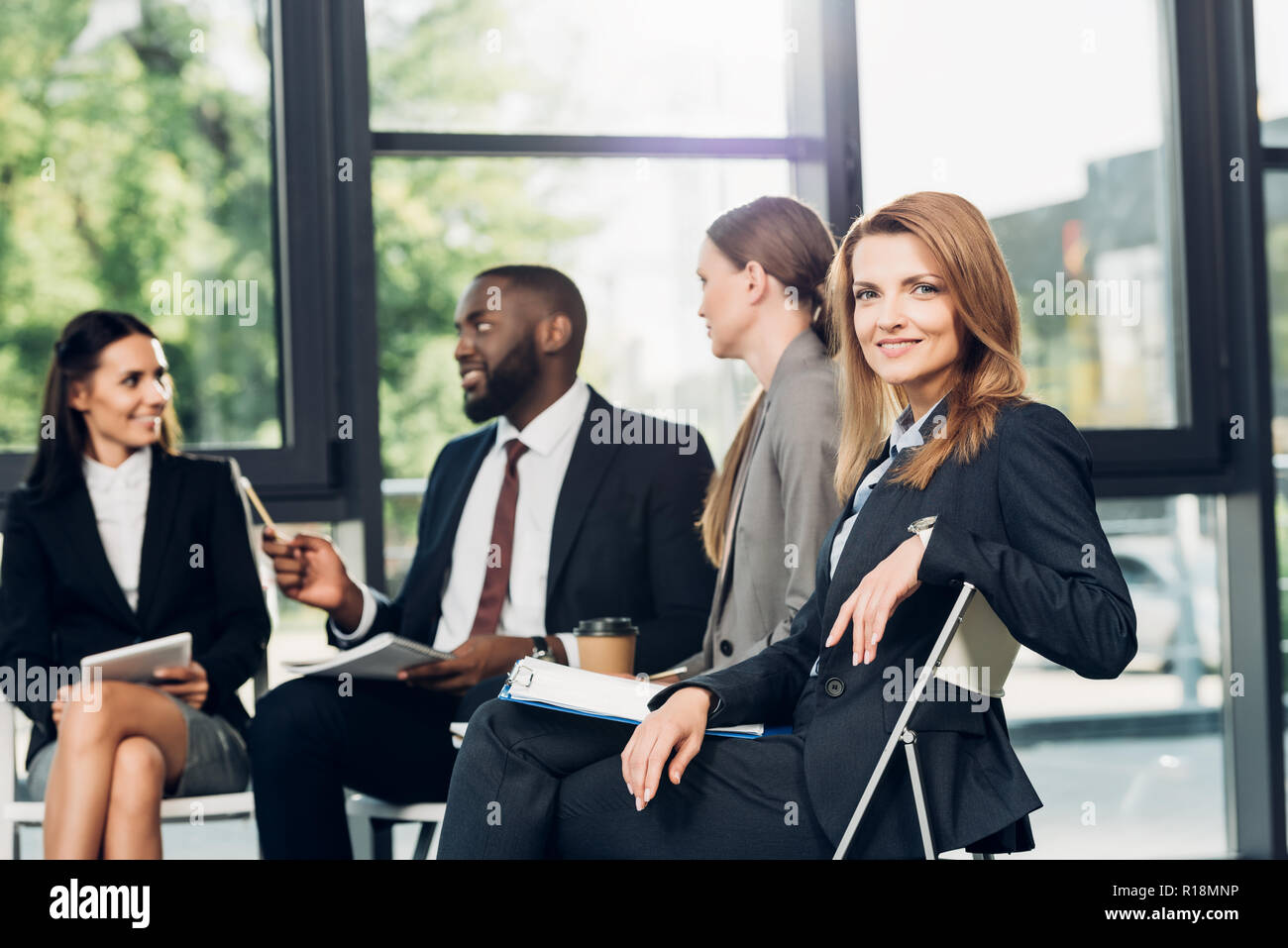 Multiculturale di colleghi di lavoro avente riuniti nella sala conferenze Foto Stock