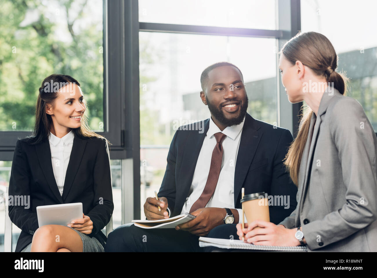 Multiculturale di colleghi di lavoro avente riuniti nella sala conferenze Foto Stock