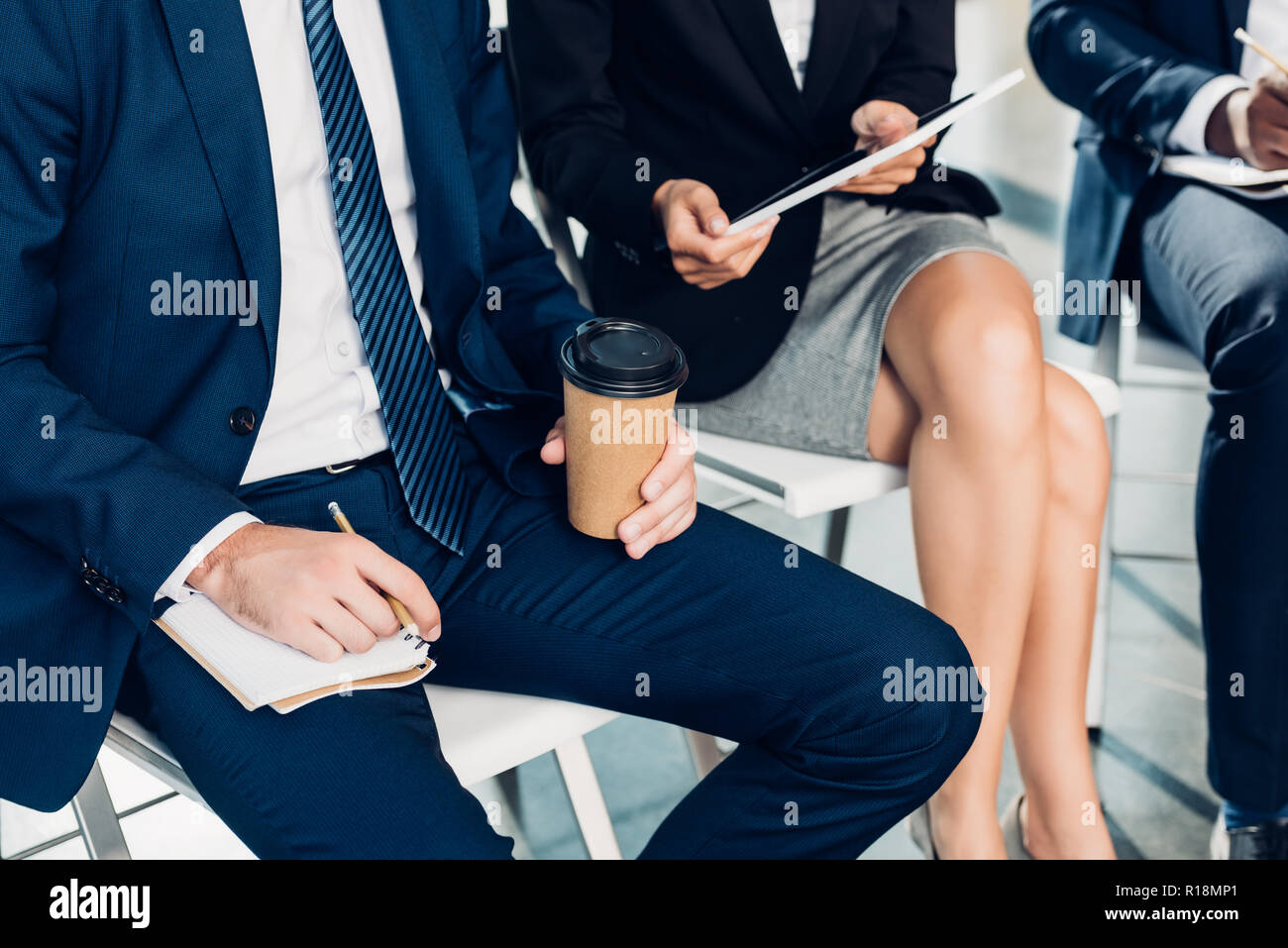 Ritagliato shot multiculturale dei colleghi di lavoro avente riuniti nella sala conferenze Foto Stock