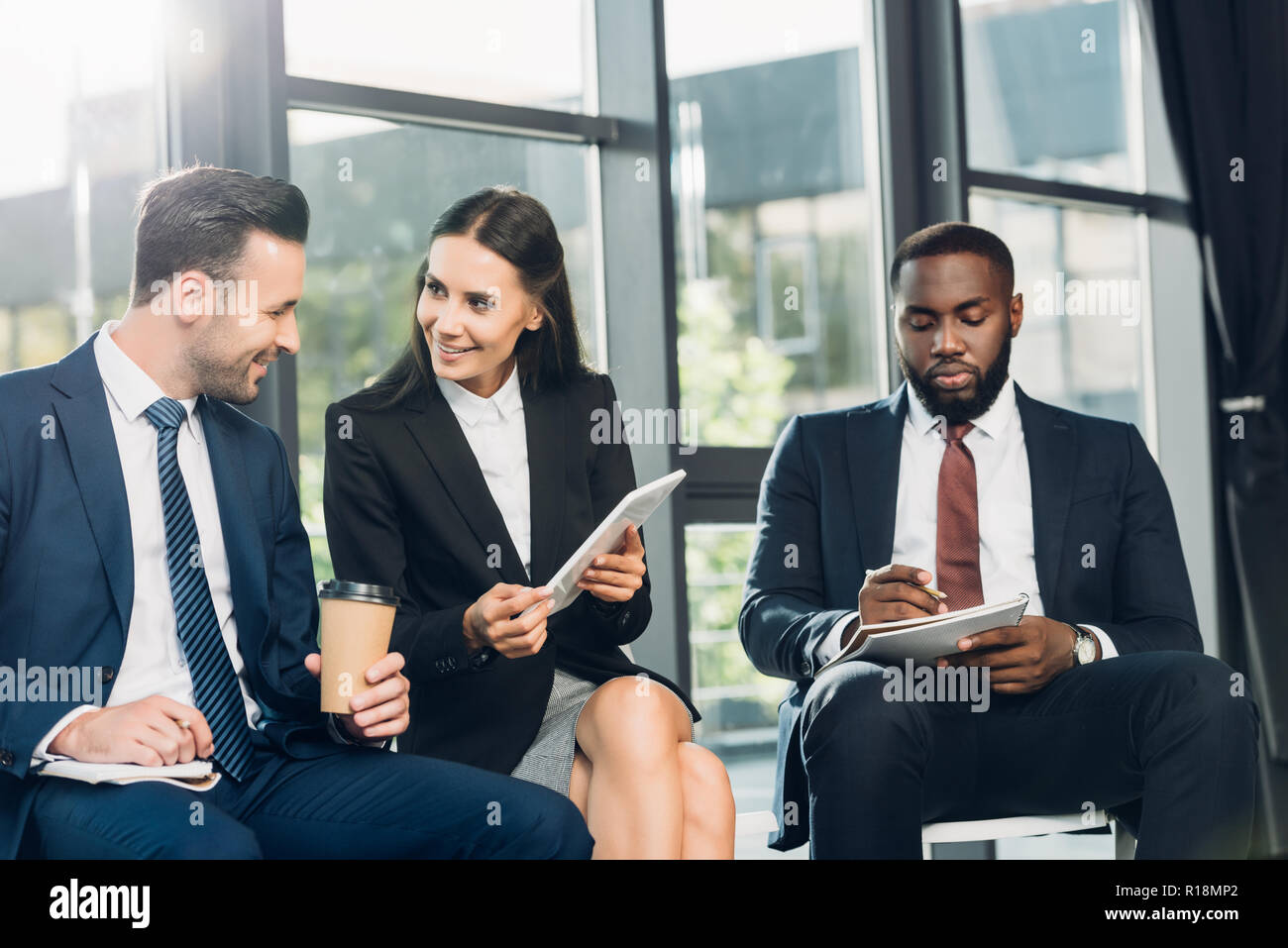 Multietnica di colleghi di lavoro in una riunione nella sala conferenze Foto Stock