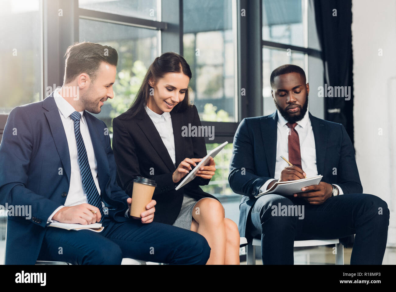 Multietnica di colleghi di lavoro in una riunione nella sala conferenze Foto Stock