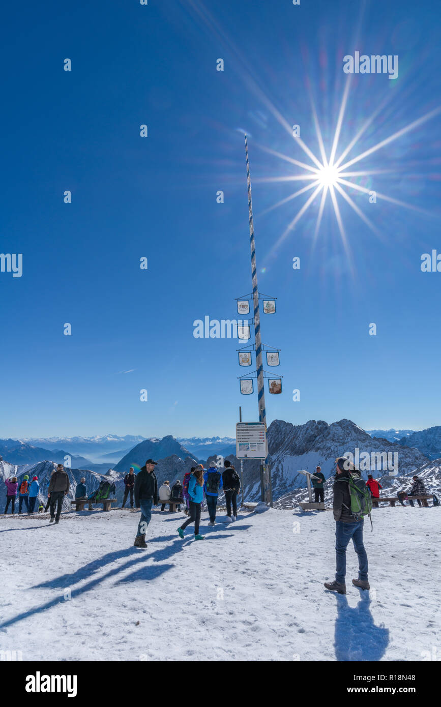 Zugspitze, Zugspitzeplat, il picco più alto, Garmisch-Partenkirchen, Gebirge Wetterstein o montagne del Wetterstein, alpi, Baviera, Germania, Europa Foto Stock