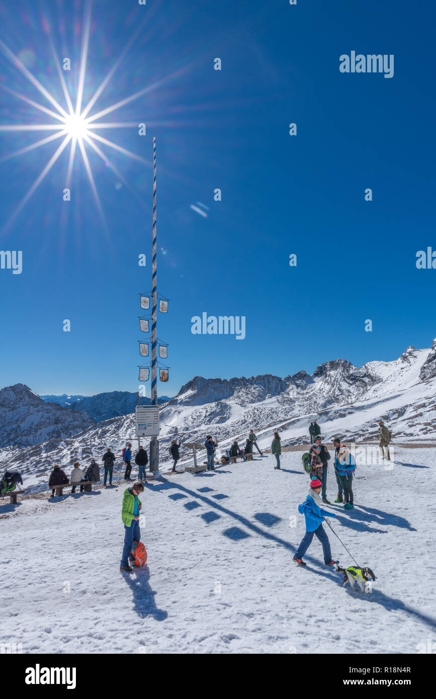 Zugspitze, Zugspitzeplat, il picco più alto, Garmisch-Partenkirchen, Gebirge Wetterstein o montagne del Wetterstein, alpi, Baviera, Germania, Europa Foto Stock