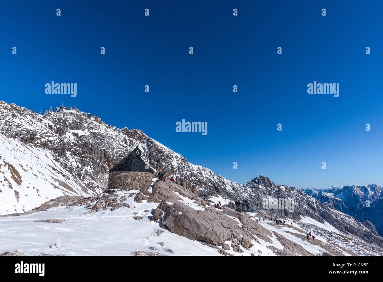 Zugspitze, Zugspitzeplat, il picco più alto, cappella, Garmisch-Partenkirchen, Gebirge Wetterstein o montagne del Wetterstein, alpi, Baviera, Germania Foto Stock