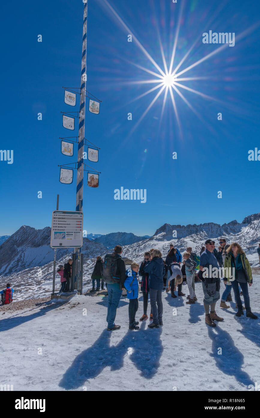 Zugspitze, Zugspitzeplat, il picco più alto, Garmisch-Partenkirchen, Gebirge Wetterstein o montagne del Wetterstein, alpi, Baviera, Germania, Europa Foto Stock