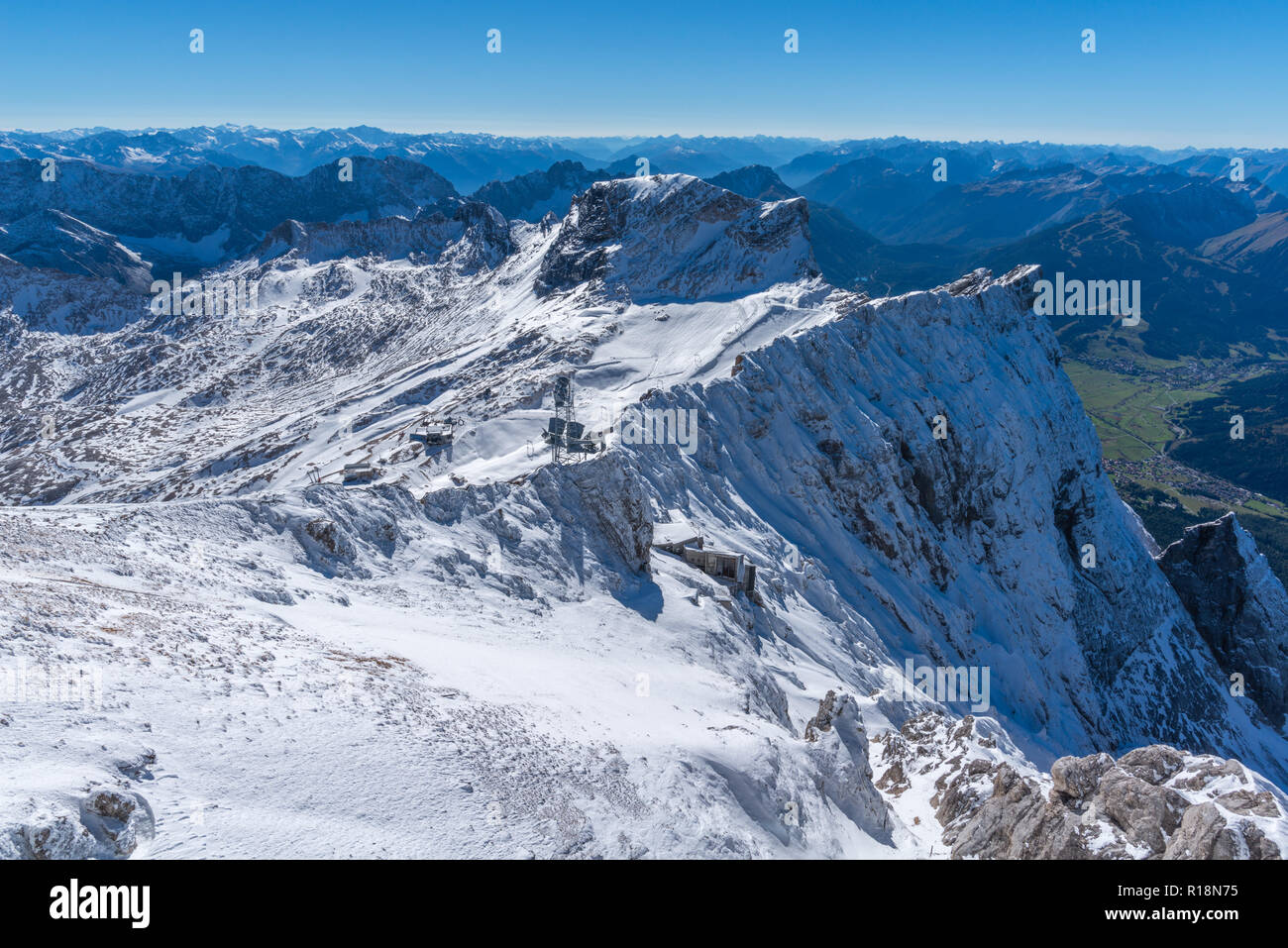 Austria (a destra) e tedesco (sinistra) parte dell'Zugsptize, Ehrwald, Gebirge Wetterstein o montagne del Wetterstein, Alpi,Tirolo, Austria, Europa Foto Stock