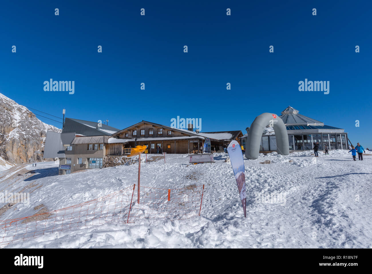 Zugspitzeplat, Zugspitze, il picco più alto, Garmisch-Partenkirchen, Gebirge Wetterstein o montagne del Wetterstein, alpi, Baviera, Germania, Foto Stock