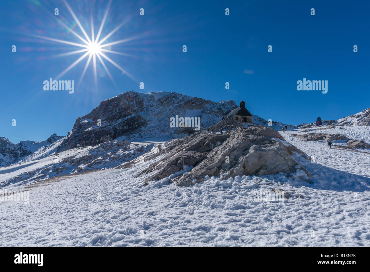 Zugspitzeplat, Zugspitze, il picco più alto, Garmisch-Partenkirchen, Gebirge Wetterstein o montagne del Wetterstein, alpi, Baviera, Germania, Foto Stock