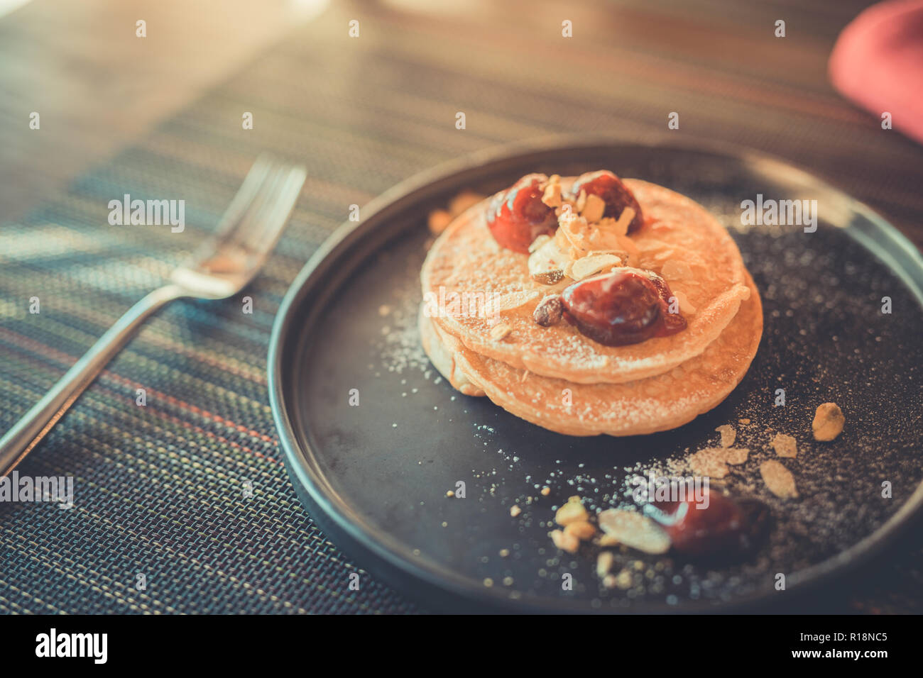 Frittelle con le bacche e sciroppo d'acero. Elegante e di lusso prima colazione Foto Stock