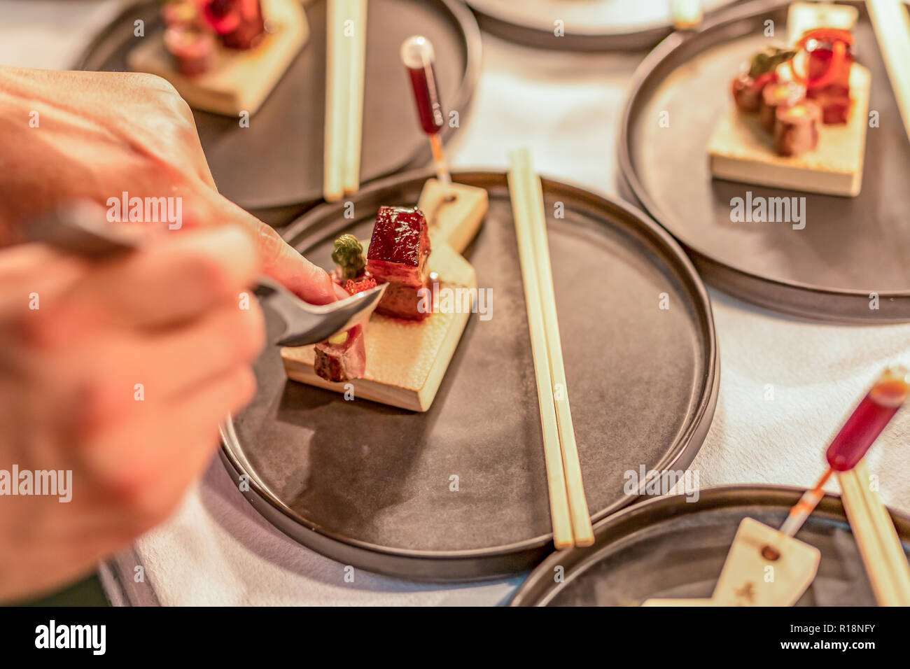 Lo chef prepara cibi, pasto, in cucina, lo chef cucina in cucina, lo Chef decorare il piatto, primo piano. Ristorante di lusso e Michelin star chef preparare Foto Stock