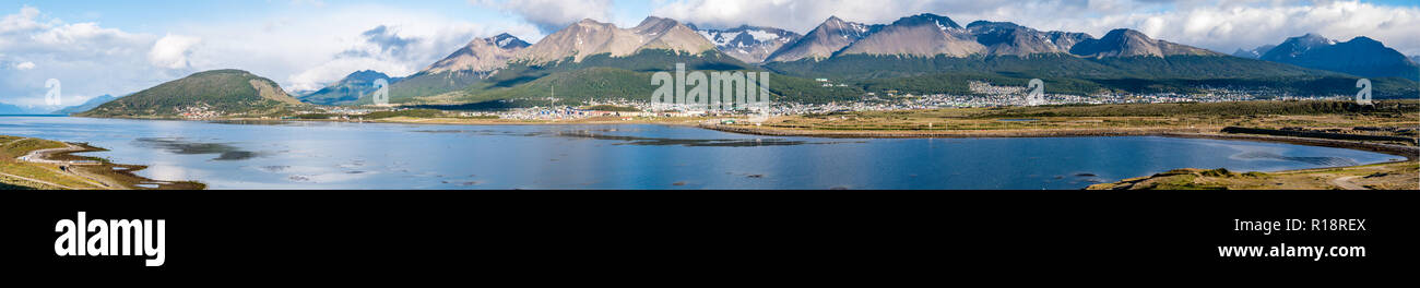 Panorama di Ushuaia con montagne di arti marziali e Canale del Beagle, Terra del Fuego, Patagonia, Argentina Foto Stock
