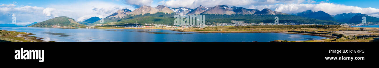 Panorama di Ushuaia con montagne di arti marziali e Canale del Beagle, Terra del Fuego, Patagonia, Argentina Foto Stock
