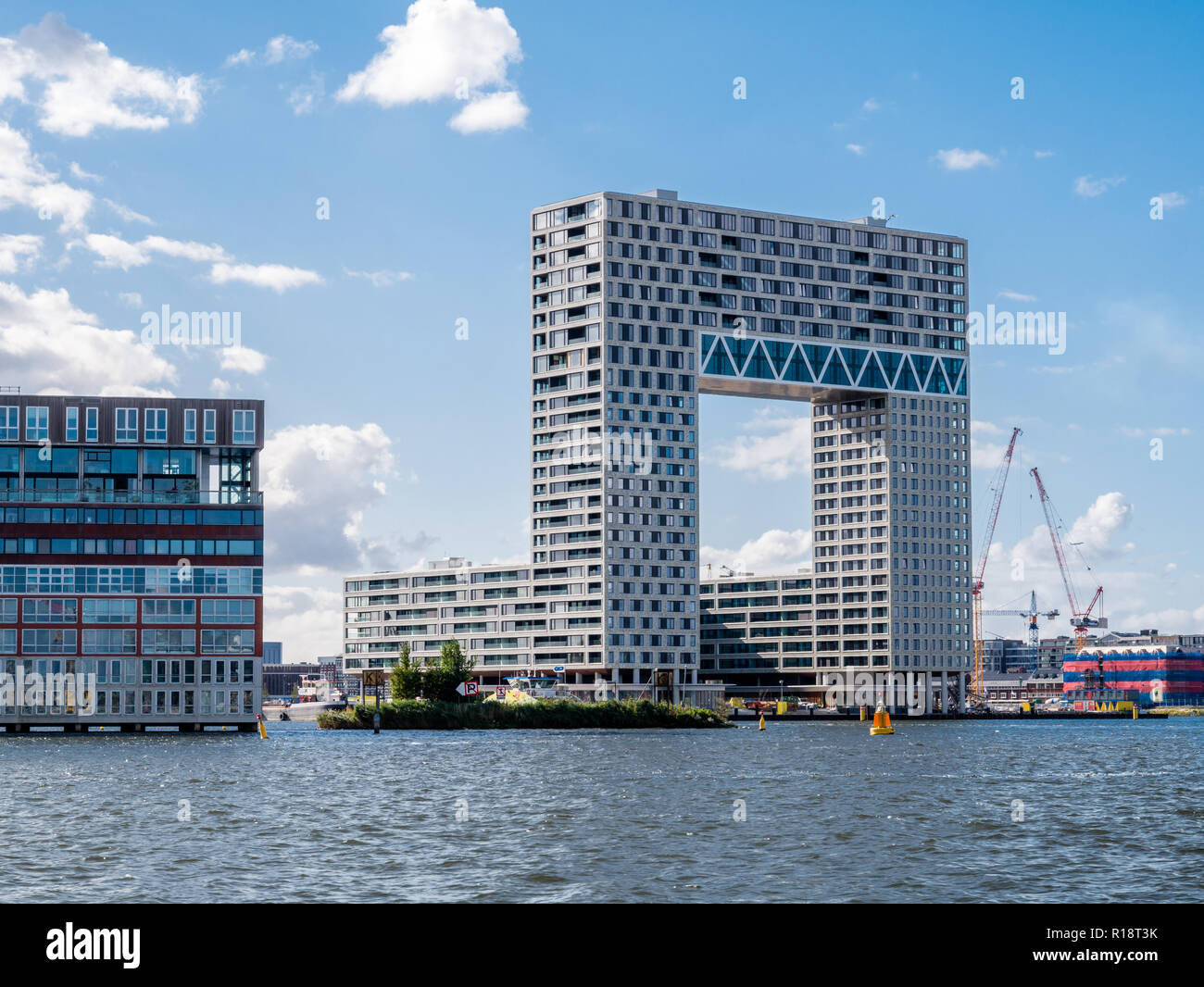 Moderno edificio di appartamenti Pontsteiger in Houthaven sulla sponda sud del fiume IJ, Amsterdam, Paesi Bassi Foto Stock