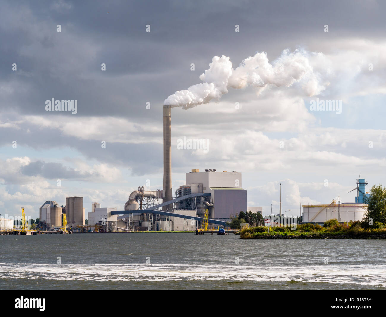 Centrali a carbone vegetale Hemweg con vapore acqueo dal camino di scarico in Westpoort, porto di Amsterdam, North Sea Canal, Paesi Bassi Foto Stock