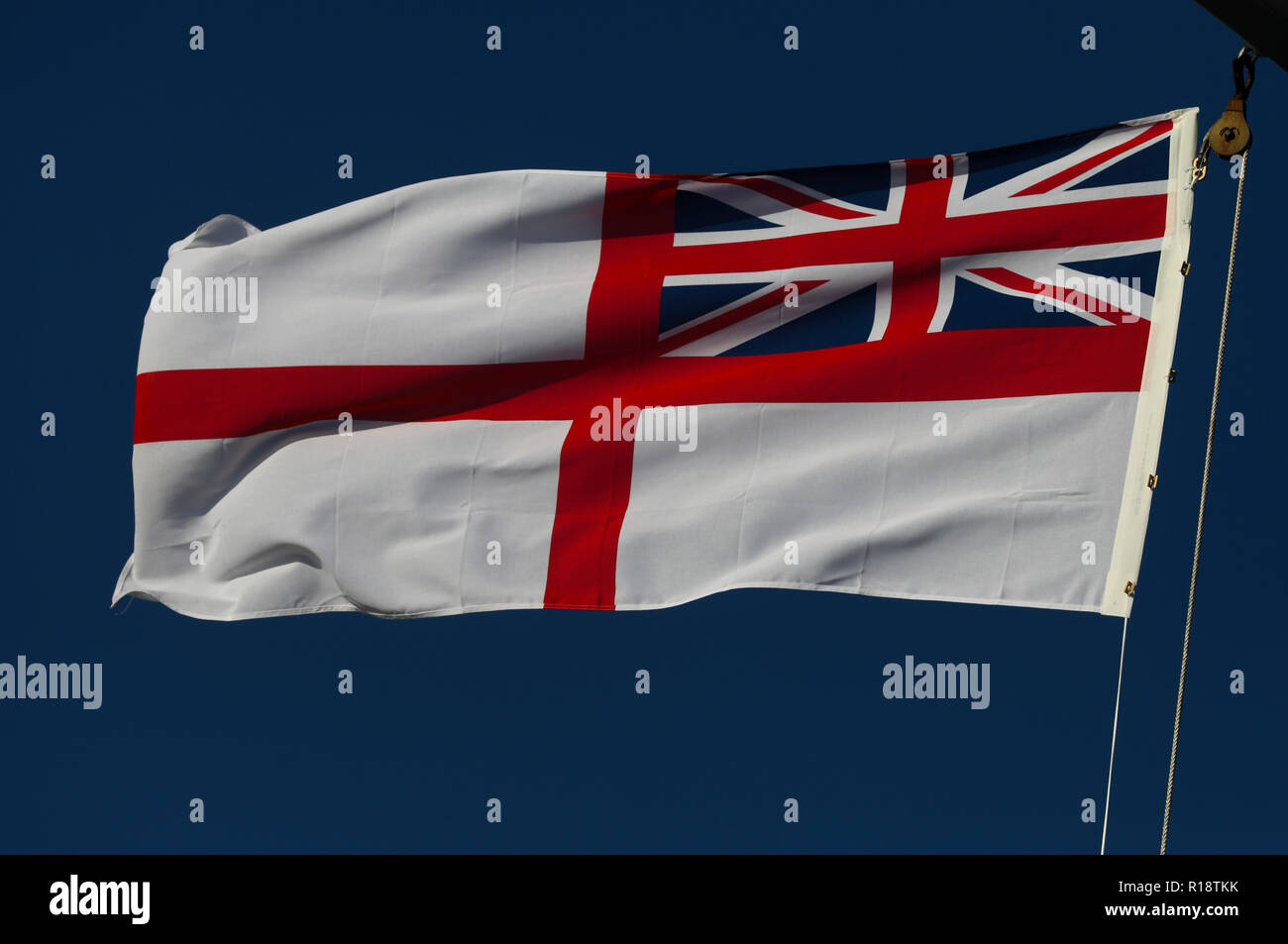 Il White Ensign volato dalla Royal Navy navi e unità veloci dei Royal Marines nonché Royal Navy e Royal Marines caserme e stabilimenti. Foto Stock
