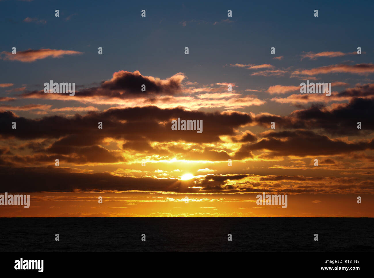 Il sole che tramonta nel Circolo Polare Artico Foto Stock