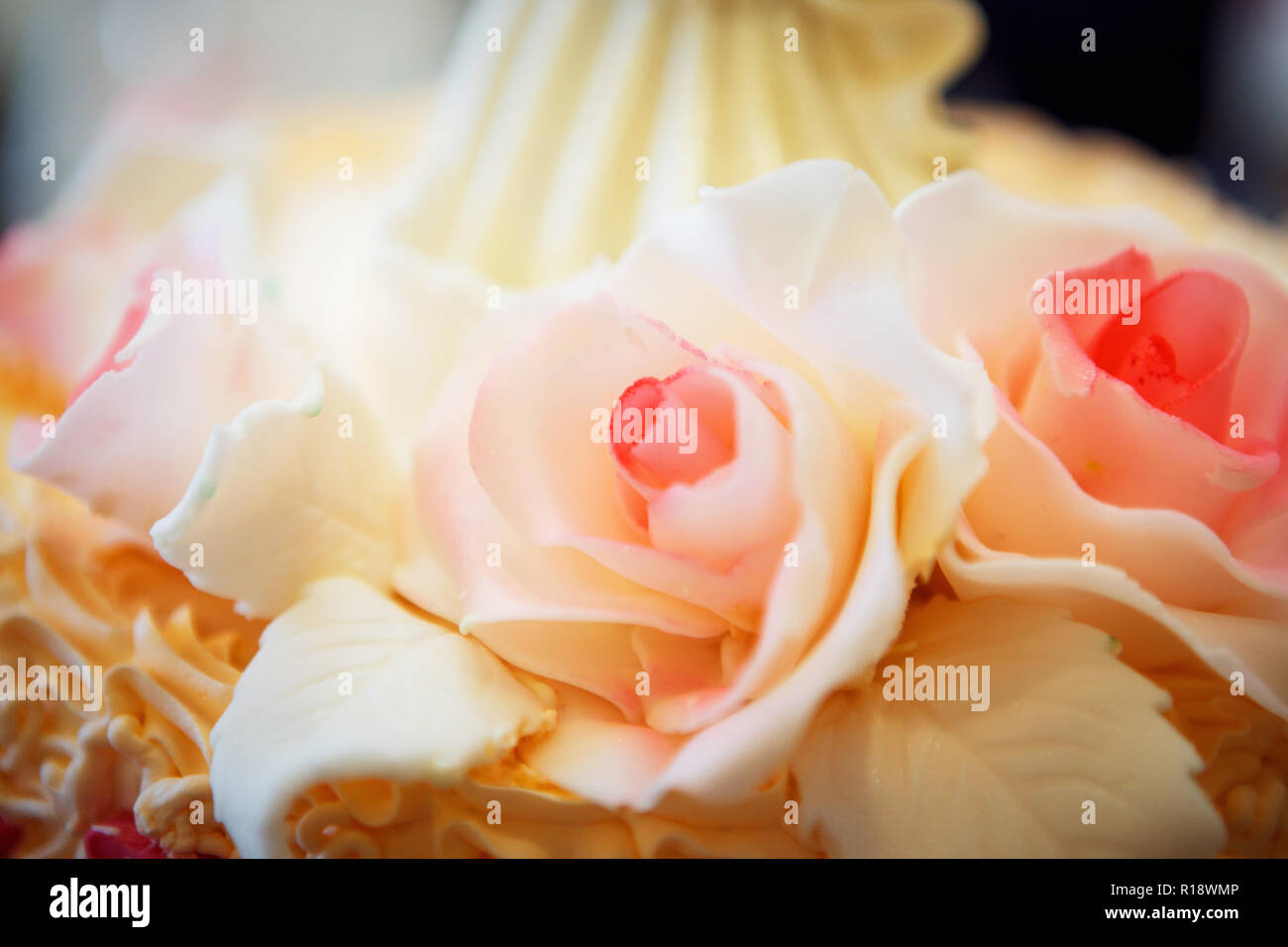 Grande e bella torta di nozze con tre piani decorata da gara rose dolce per esterno bianco una torta di nozze con tre livelli e rose rosse Foto Stock