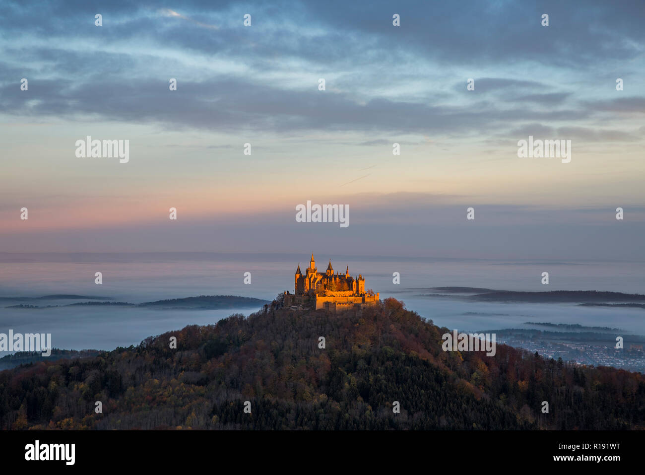 Magnifico Castello Hohenzollern presso sunrise Foto Stock