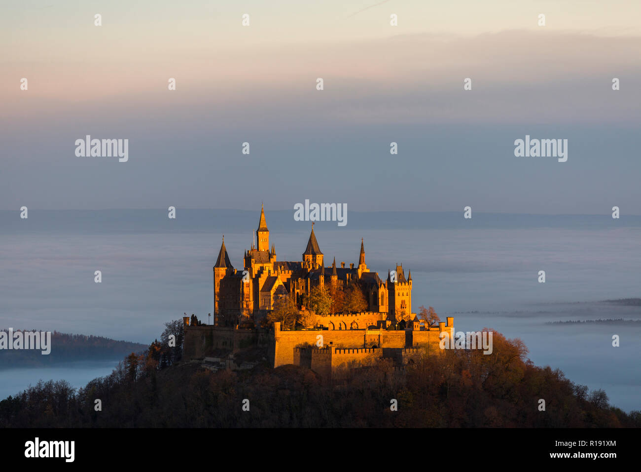 Magnifico Castello Hohenzollern presso sunrise Foto Stock