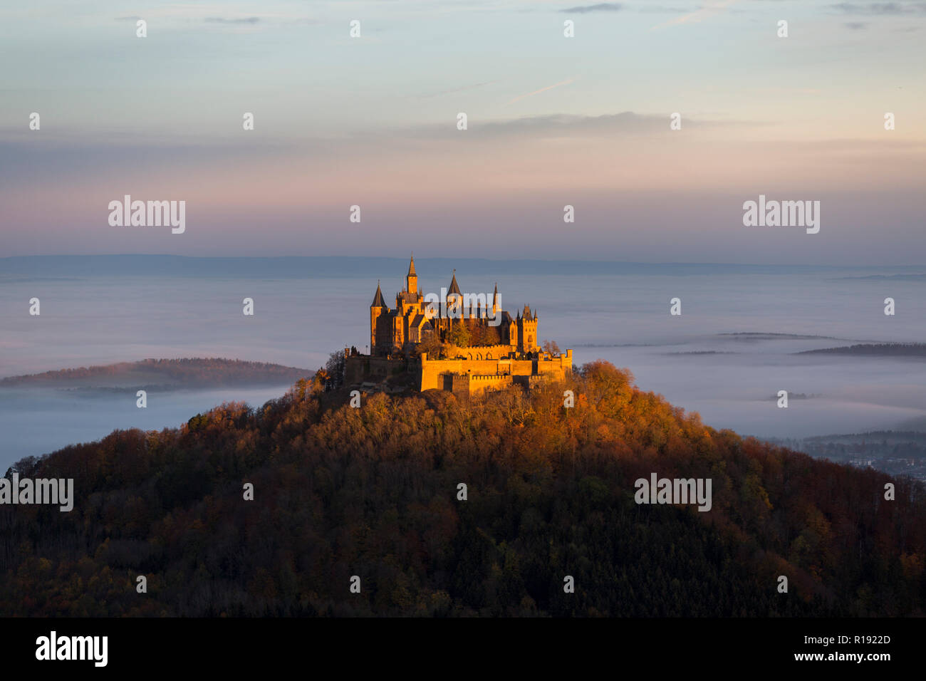 Magnifico Castello Hohenzollern presso sunrise Foto Stock