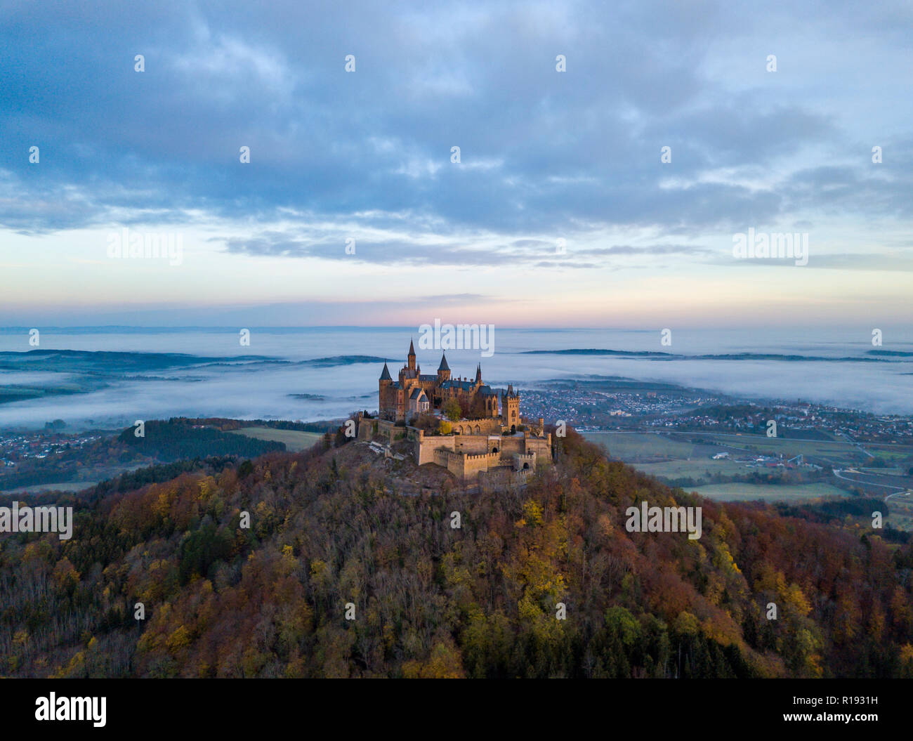 Vista aerea del magnifico Castello Hohenzollern presso sunrise Foto Stock